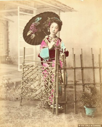 Photographie japonaise originale - Tirage vers 1880 -Jeune fille au jardin