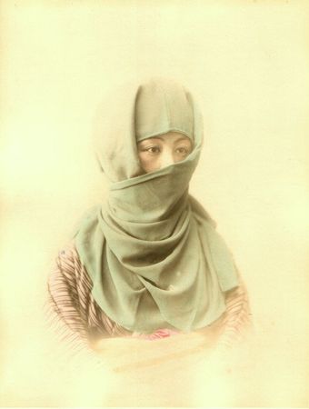 Photographie japonaise originale - Tirage vers 1880 - Jeune fille en tenue d'hiver